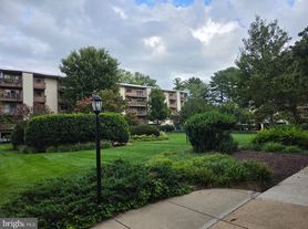 7420 Lakeview Dr, Bethesda, MD