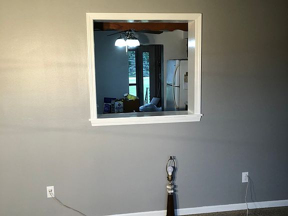 Family room 3/3
Pass thru