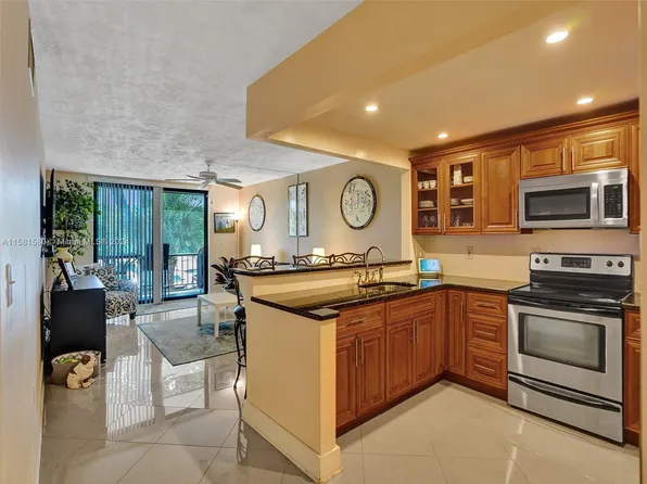 7100 NW 17th St APT 221, Plantation, FL 33313