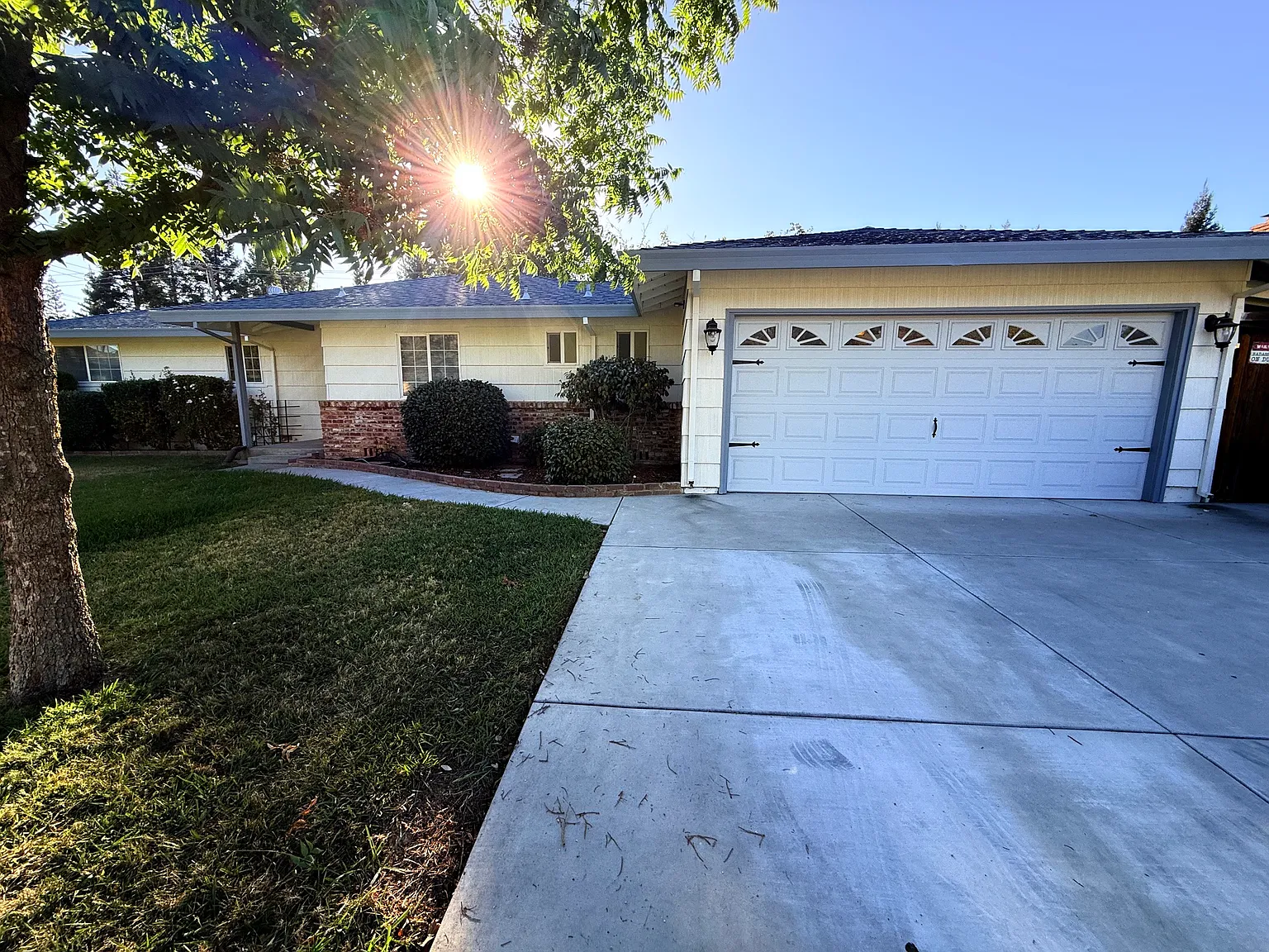 3 bed, 1.5 bath, 1300 sqft, $2,600 — Photo 3