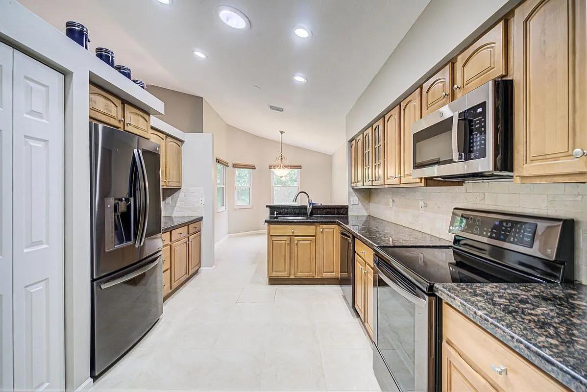 3 bed, 2.0 bath, 2023 sqft, $4,100 — Photo 3