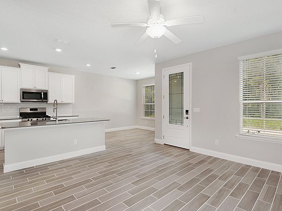 5th image of 105 Agate Ct
