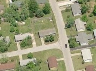 904 N Tennessee Ave, Carterville, MO 64835