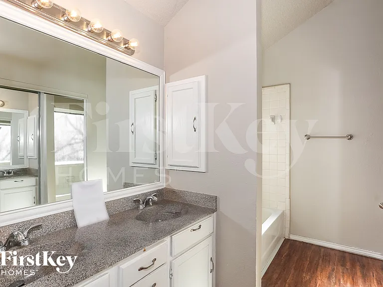 2321 Lakeshore Ln — Photo 10