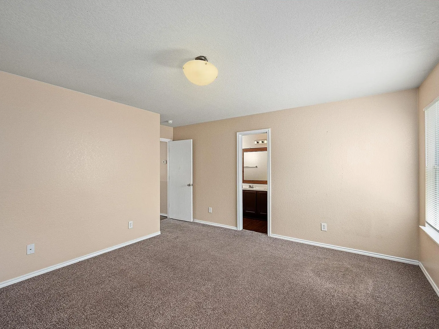 3 bed, 2.0 bath, 1586 sqft, $1,600 — Photo 4