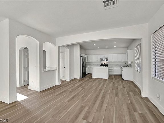 3rd image of 709 E La Madre Way