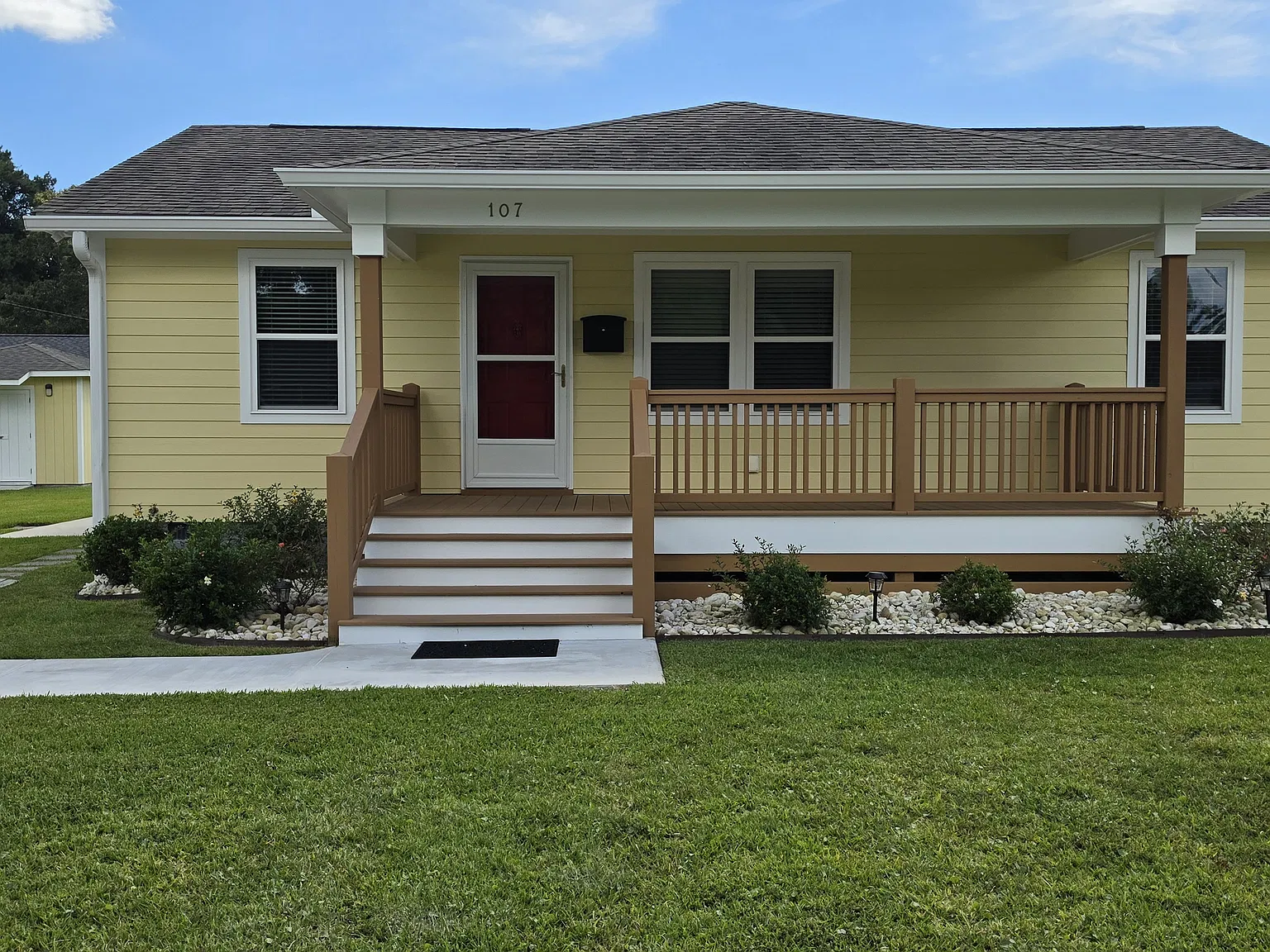 107 Oakwood Drive — Photo 1