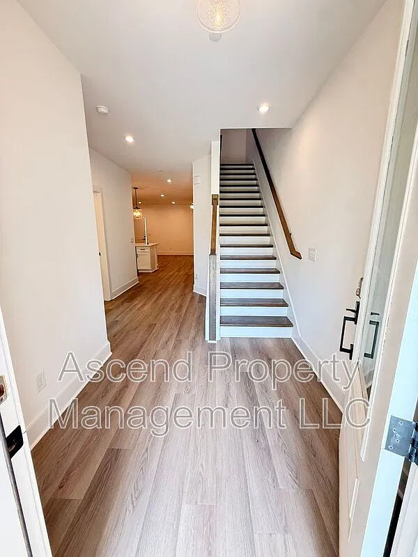 3 bed, 3.0 bath, 2329 sqft, $2,400 — Photo 4
