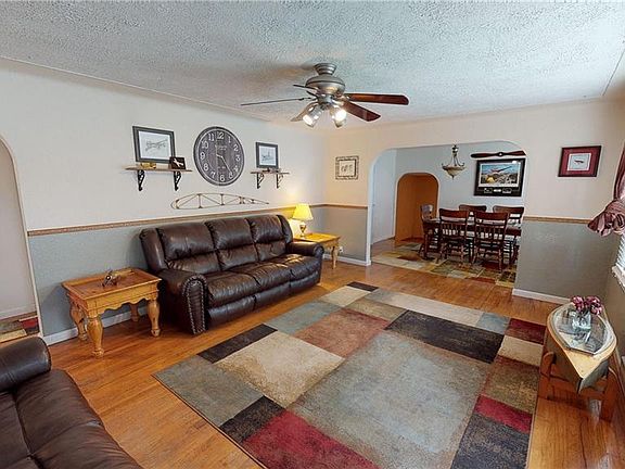 3rd image of 847 Parkhill Dr