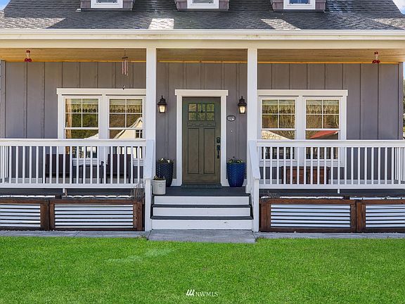 Great front porch with comp decking & finished t&g soffiting.