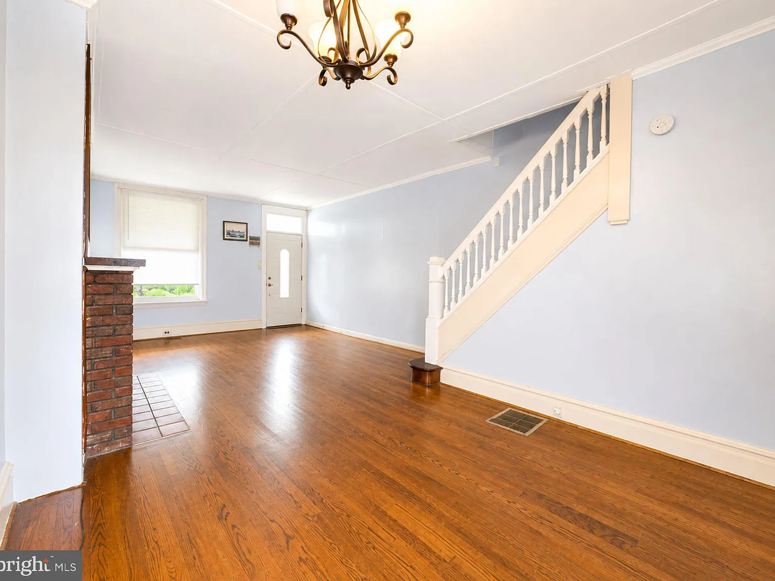 3 bed, 1.0 bath, 1223 sqft, $1,600 — Photo 3