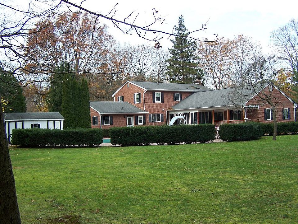 1st image of 10 Ashland Dr