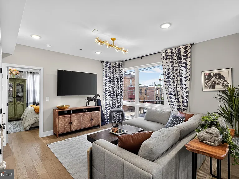 2457 Carpenter St #2 — Photo 3