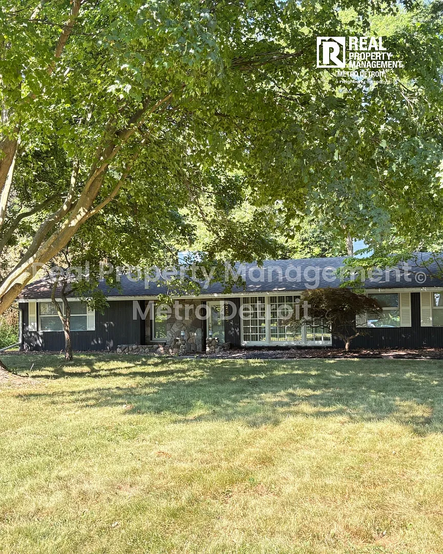 3-Bedroom Single-Family Home in Beverly Hills, Michigan — Photo 2