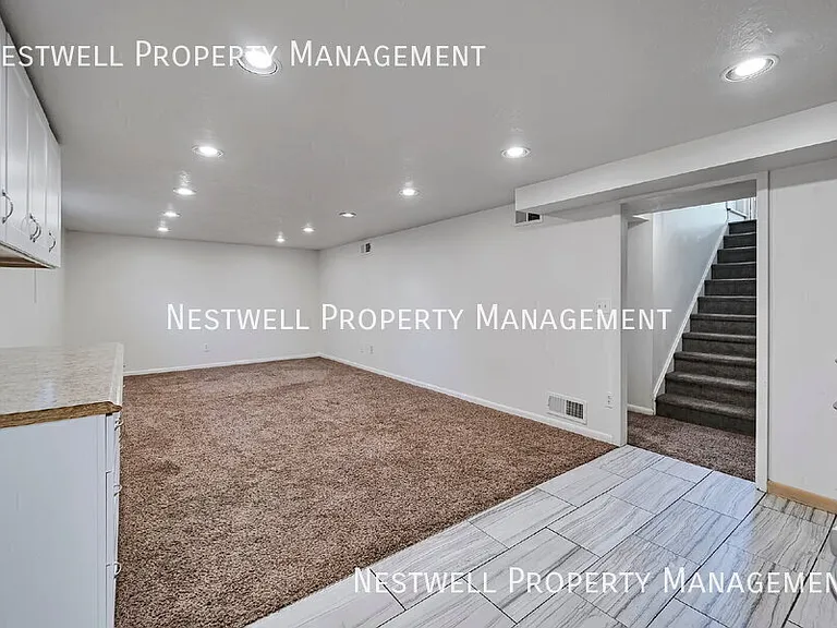 1335 E Maplewood Dr — Photo 9