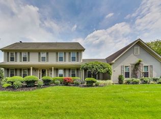 381 S Old Creek Rd, Vernon Hills, IL 60061