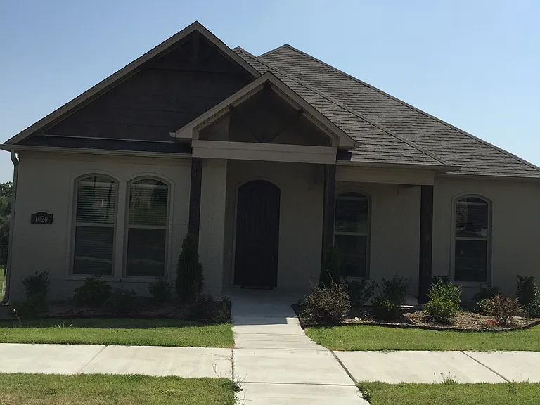 1020 Edinburgh Dr — Photo 1