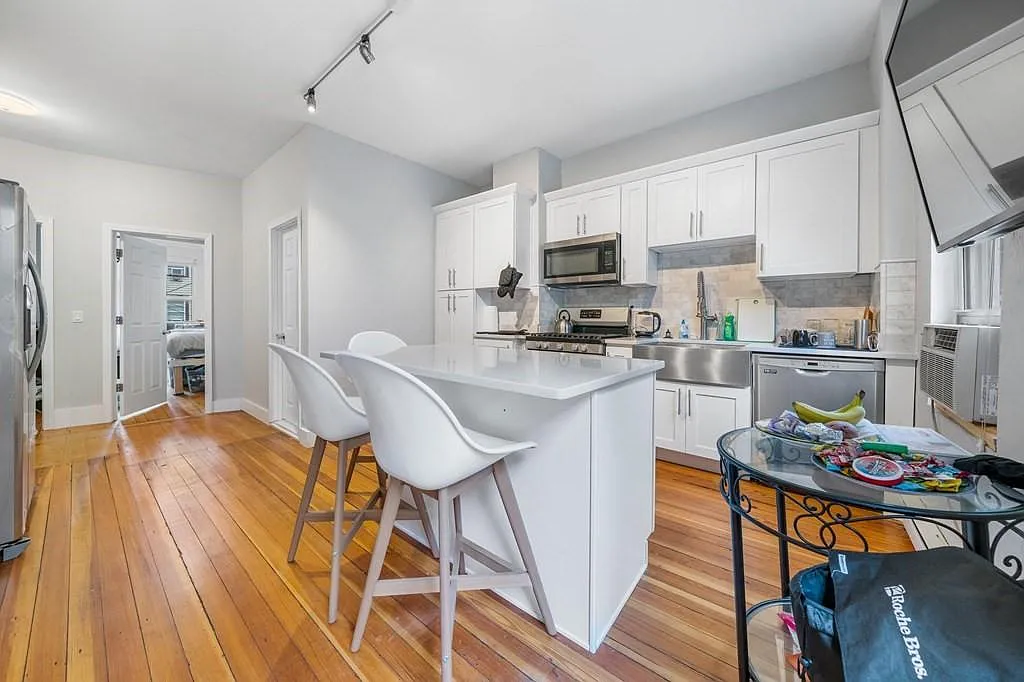 3 bed, 1000 sqft, $3,300 — Photo 2