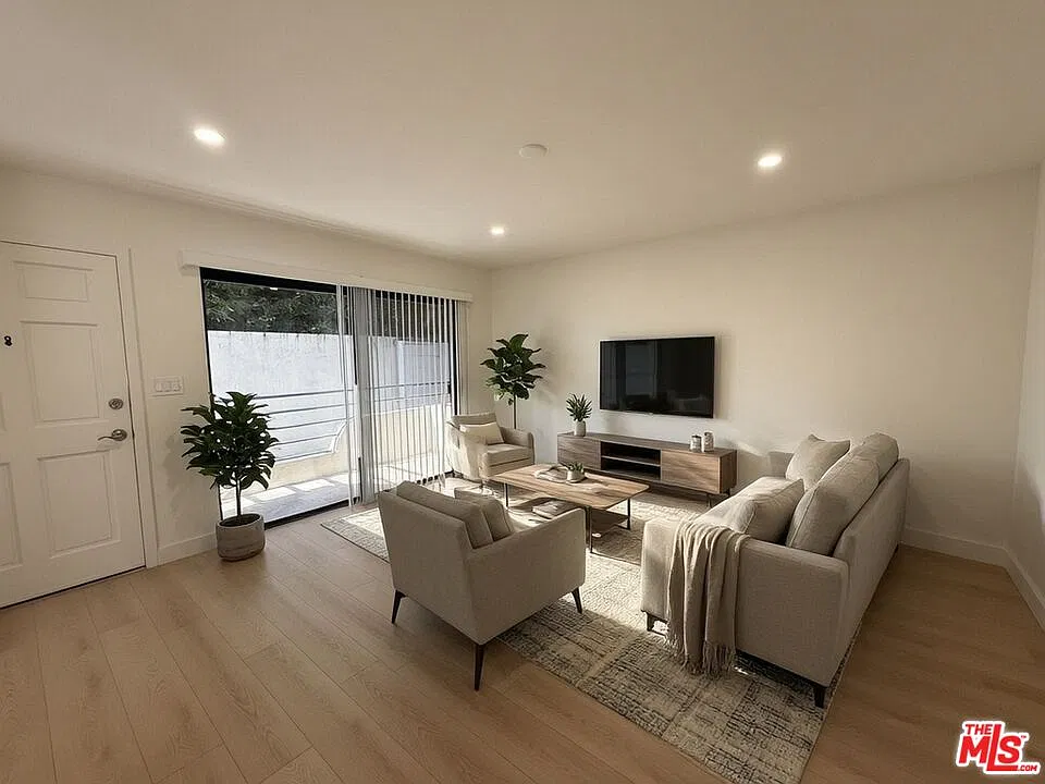 2 bed, 2.0 bath, 900 sqft, $4,495 — Photo 3