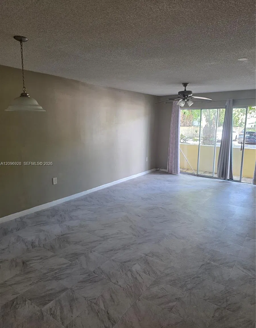 Capri Gardens Condo — Photo 1