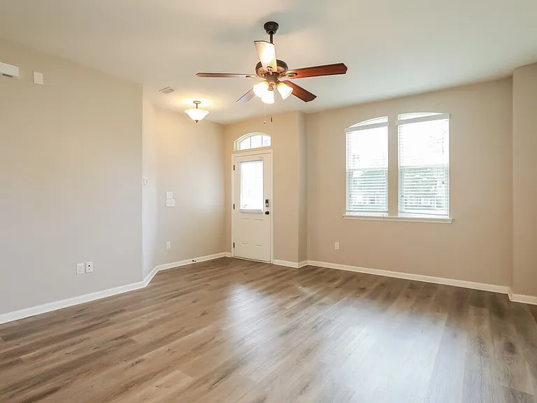 3041 Holly Grove Ln — Photo 6