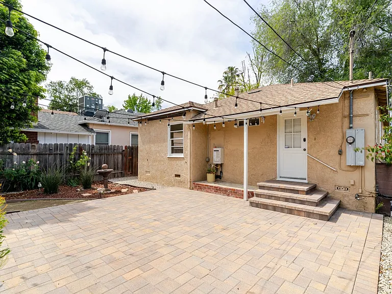 4950 Newcastle Ave — Photo 25