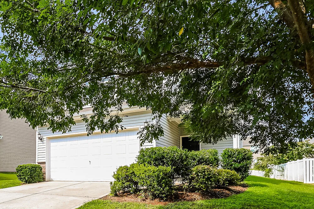 4 bed, 2.5 bath, 2024 sqft, $2,305 — Photo 4