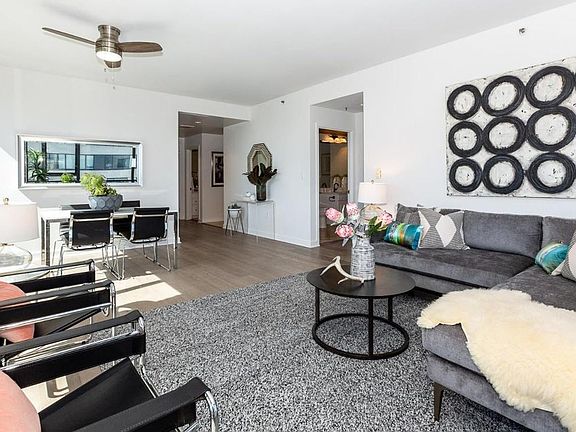 5th image of 260 King St Unit 819