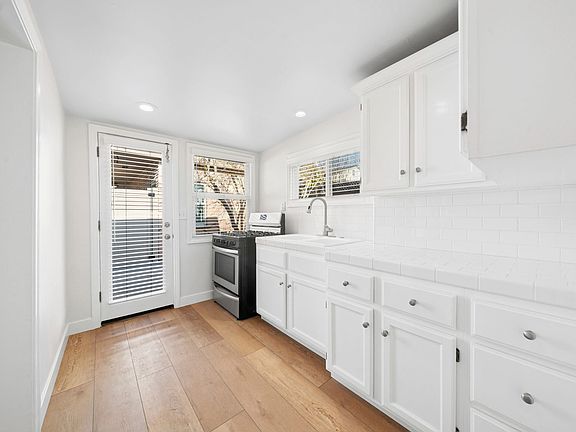 5th image of 1637 Irvine Ave APT G