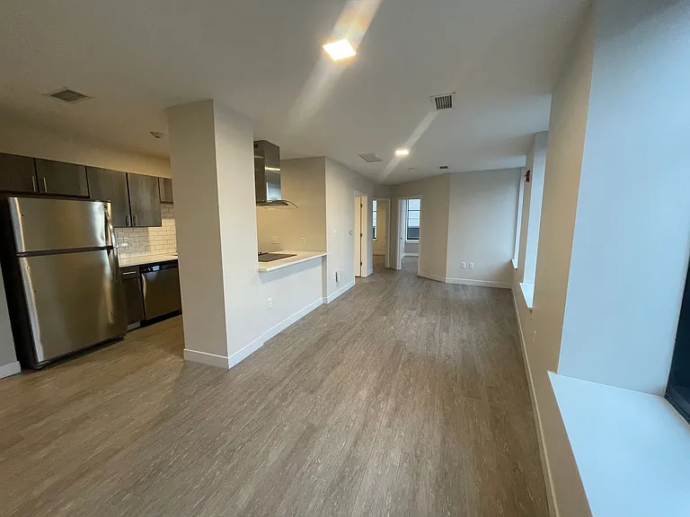 65 W Broad St — Photo 72