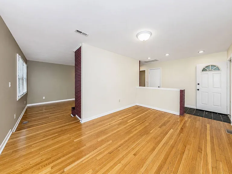 855 Catalina Dr — Photo 2
