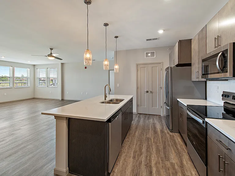 19Nineteen Promenade — Photo 137