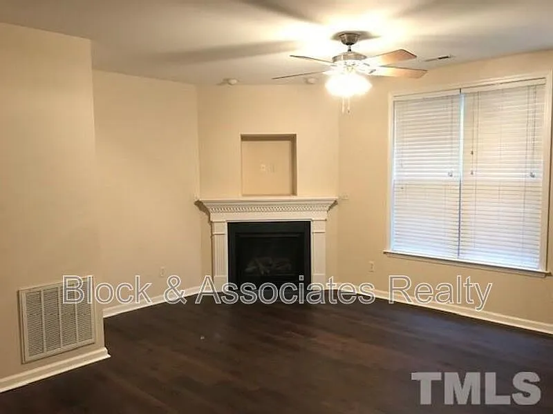 2 bed, 2.5 bath, 1238 sqft, $1,500 — Photo 2