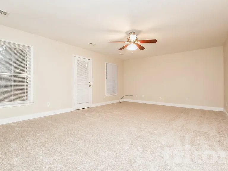 605 Kaylins Ct — Photo 2
