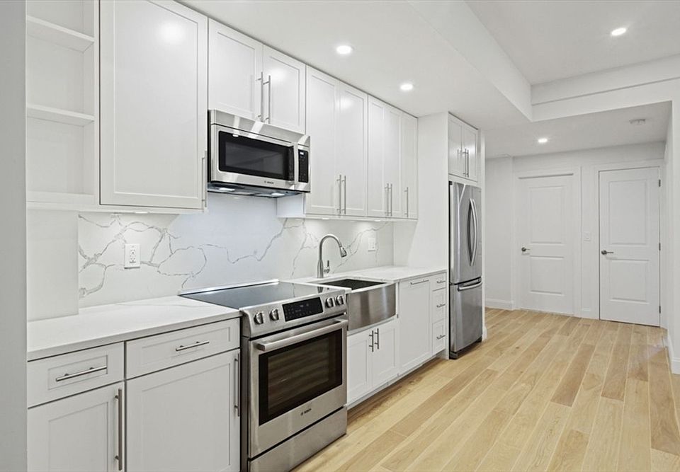 1st image of 160 E 48th St #15U1