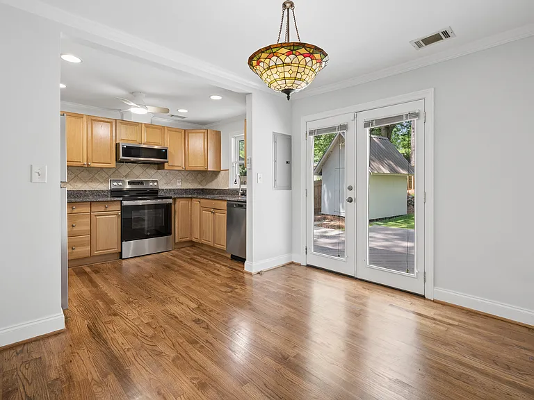 592 Scott Cir — Photo 8