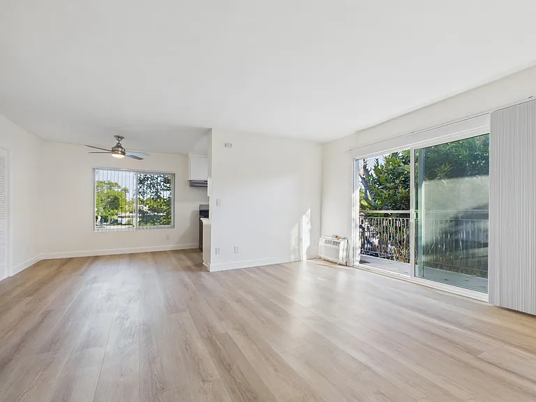 Buffalo Sherman Oaks Apartments — Photo 34