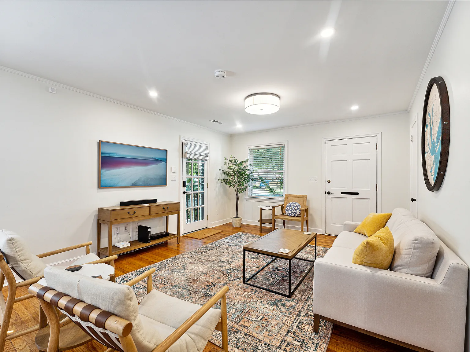 3 bed, 1.5 bath, 1328 sqft, $5,800 — Photo 2