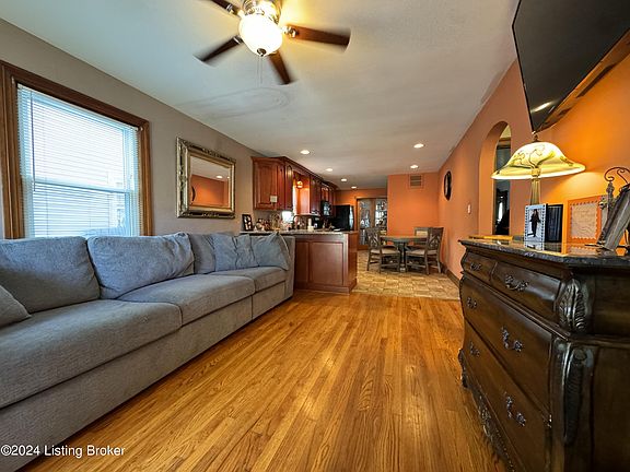 3rd image of 1126 W Whitney Ave