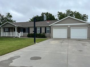 1010 Roxanne Dr, Great Bend, KS 67530