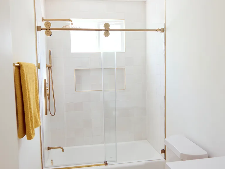 Main Bathroom (Bathtub)