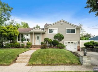 27 Pearl St, Dumont, NJ 07628