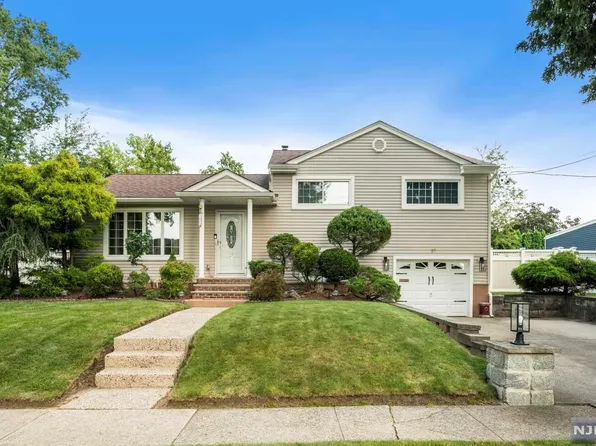 27 Pearl St, Dumont, NJ 07628