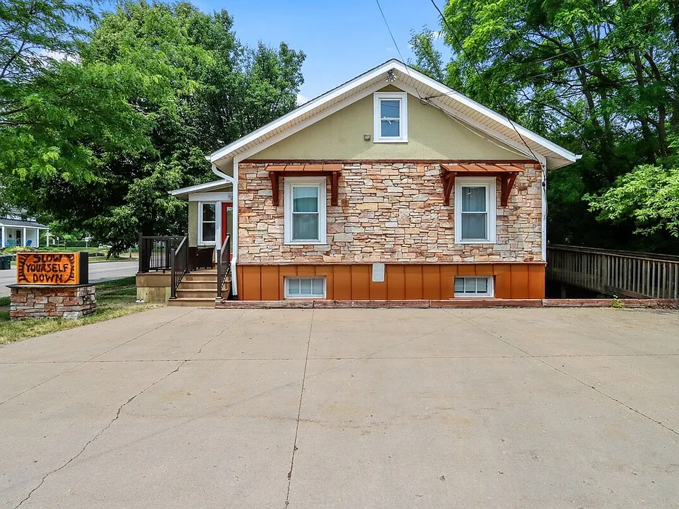 325 Center St