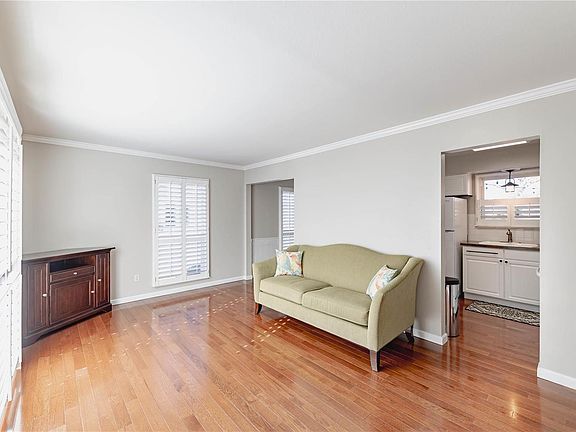 3rd image of 424 Colony Woods Dr