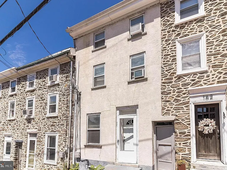 160 Roxborough Ave — Photo 1