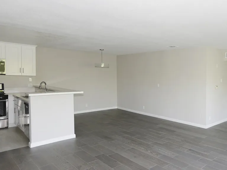2110 S Bentley Ave — Photo 10