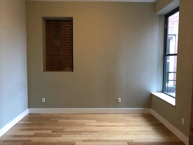 2733 Woodburn Ave #303 — Photo 13