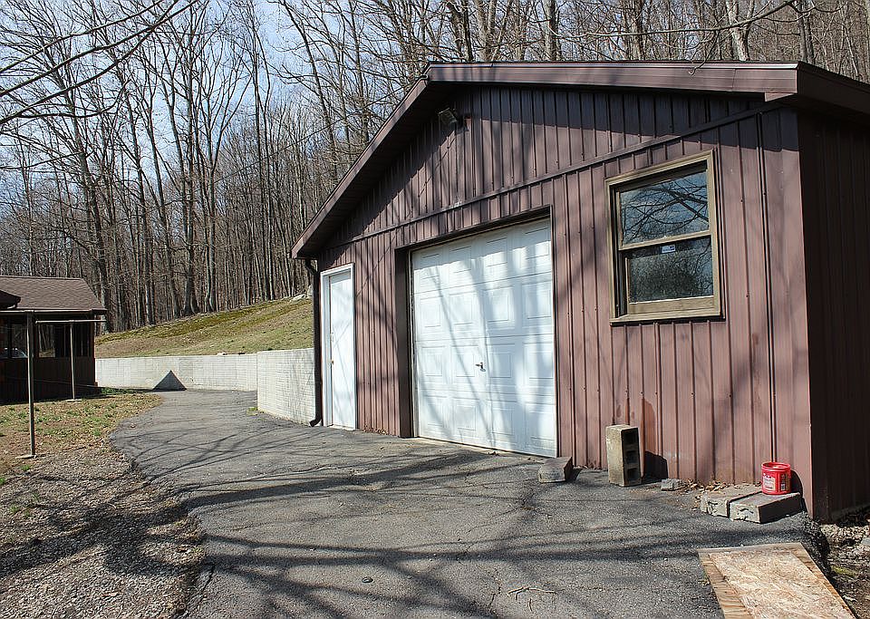 2nd image of 135 Gray Ridge Ln