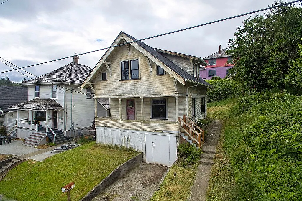 713 Irving Ave photo 1